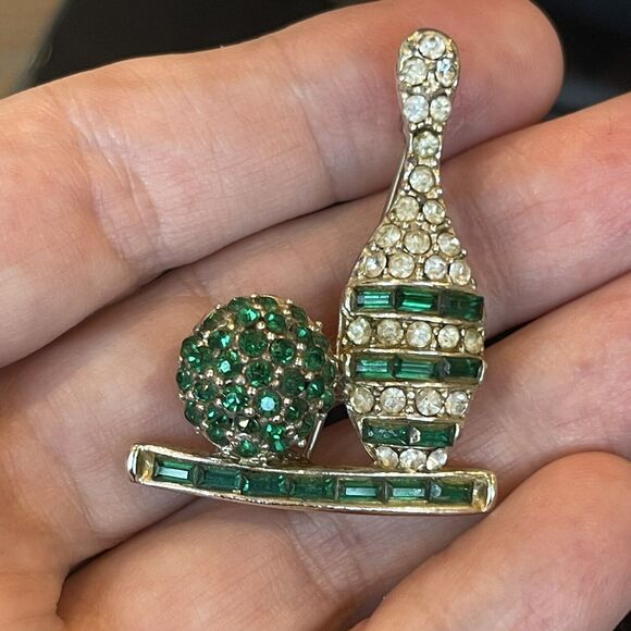 Vintage Bowling Ball & Pin Green Rhinestone Brooch, Rhodium Plated Retro Unique - Picture 4 of 6